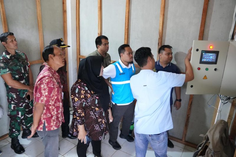 Perangkat monitoring berbasis digital dan instalasi listrik dalam program Electrifying Agriculture kolaborasi program TJSL PLN EPI memungkinkan pengendalian pemeliharaan bibit secara terjadwal dan akurat melalui perangkat ponsel.