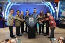 Peluncuran program Smart and Green Building yang dilakukan secara simbolis oleh Komisaris Independen PLN, Andi Arief (keempat dari kiri); Komisaris Independen PLN, Mutanto Juwono (ketiga dari kiri); Direktur Utama PLN, Darmawan Prasodjo (keempat dari kanan); Direktur Legal dan Manajemen Human Capital PLN, Yusuf Didi Setiarto (kedua dari kiri); Direktur Manajemen Proyek dan Energi Baru Terbarukan PLN, Suroso Isnandar (ketiga dari kanan); Executive Vice President Umum dan Aset Properti PLN, Khairullah (kiri); Direktur Pelayanan Teknologi Informasi PLN Icon Plus, Fintje Lumembang (kedua dari kanan); serta Direktur Utama Dana Pensiun PLN, Antonius Artono (kanan) di Kantor Pusat PLN, Jakarta pada Jumat (8/5).