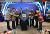 Peluncuran program Smart and Green Building yang dilakukan secara simbolis oleh Komisaris Independen PLN, Andi Arief (keempat dari kiri); Komisaris Independen PLN, Mutanto Juwono (ketiga dari kiri); Direktur Utama PLN, Darmawan Prasodjo (keempat dari kanan); Direktur Legal dan Manajemen Human Capital PLN, Yusuf Didi Setiarto (kedua dari kiri); Direktur Manajemen Proyek dan Energi Baru Terbarukan PLN, Suroso Isnandar (ketiga dari kanan); Executive Vice President Umum dan Aset Properti PLN, Khairullah (kiri); Direktur Pelayanan Teknologi Informasi PLN Icon Plus, Fintje Lumembang (kedua dari kanan); serta Direktur Utama Dana Pensiun PLN, Antonius Artono (kanan) di Kantor Pusat PLN, Jakarta pada Jumat (8/5).