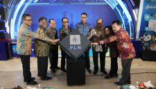 Peluncuran program Smart and Green Building yang dilakukan secara simbolis oleh Komisaris Independen PLN, Andi Arief (keempat dari kiri); Komisaris Independen PLN, Mutanto Juwono (ketiga dari kiri); Direktur Utama PLN, Darmawan Prasodjo (keempat dari kanan); Direktur Legal dan Manajemen Human Capital PLN, Yusuf Didi Setiarto (kedua dari kiri); Direktur Manajemen Proyek dan Energi Baru Terbarukan PLN, Suroso Isnandar (ketiga dari kanan); Executive Vice President Umum dan Aset Properti PLN, Khairullah (kiri); Direktur Pelayanan Teknologi Informasi PLN Icon Plus, Fintje Lumembang (kedua dari kanan); serta Direktur Utama Dana Pensiun PLN, Antonius Artono (kanan) di Kantor Pusat PLN, Jakarta pada Jumat (8/5).