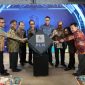 Peluncuran program Smart and Green Building yang dilakukan secara simbolis oleh Komisaris Independen PLN, Andi Arief (keempat dari kiri); Komisaris Independen PLN, Mutanto Juwono (ketiga dari kiri); Direktur Utama PLN, Darmawan Prasodjo (keempat dari kanan); Direktur Legal dan Manajemen Human Capital PLN, Yusuf Didi Setiarto (kedua dari kiri); Direktur Manajemen Proyek dan Energi Baru Terbarukan PLN, Suroso Isnandar (ketiga dari kanan); Executive Vice President Umum dan Aset Properti PLN, Khairullah (kiri); Direktur Pelayanan Teknologi Informasi PLN Icon Plus, Fintje Lumembang (kedua dari kanan); serta Direktur Utama Dana Pensiun PLN, Antonius Artono (kanan) di Kantor Pusat PLN, Jakarta pada Jumat (8/5).