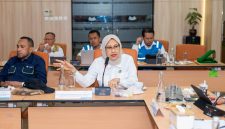 Anggota DEN Unsur Pemangku Kepentingan (Industri), Dr. Ir. Sripeni Inten Cahyani, M.M., IPM., ASEAN Eng (kanan) dalam kunjungannya ke PLTA Cirata menyampaikan bahwa keberadaan pembangkit hybrid di Cirata menjadi bukti konkret transformasi sektor ketenagalistrikan nasional menuju sistem energi yang lebih bersih, andal, dan berkelanjutan. Dalam beroperasinya unit pembangkit ramah lingkunga ini,setiap tantangan dapat diatasi dengan meyakinkan, baik di PLTA Cirata maupun PLTS Terapung Cirata.