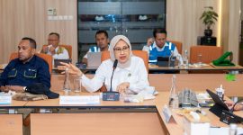 Anggota DEN Unsur Pemangku Kepentingan (Industri), Dr. Ir. Sripeni Inten Cahyani, M.M., IPM., ASEAN Eng (kanan) dalam kunjungannya ke PLTA Cirata menyampaikan bahwa keberadaan pembangkit hybrid di Cirata menjadi bukti konkret transformasi sektor ketenagalistrikan nasional menuju sistem energi yang lebih bersih, andal, dan berkelanjutan. Dalam beroperasinya unit pembangkit ramah lingkunga ini,setiap tantangan dapat diatasi dengan meyakinkan, baik di PLTA Cirata maupun PLTS Terapung Cirata.