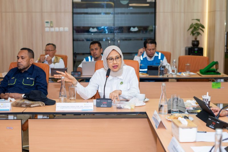 Anggota DEN Unsur Pemangku Kepentingan (Industri), Dr. Ir. Sripeni Inten Cahyani, M.M., IPM., ASEAN Eng (kanan) dalam kunjungannya ke PLTA Cirata menyampaikan bahwa keberadaan pembangkit hybrid di Cirata menjadi bukti konkret transformasi sektor ketenagalistrikan nasional menuju sistem energi yang lebih bersih, andal, dan berkelanjutan. Dalam beroperasinya unit pembangkit ramah lingkunga ini,setiap tantangan dapat diatasi dengan meyakinkan, baik di PLTA Cirata maupun PLTS Terapung Cirata.