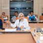 Anggota DEN Unsur Pemangku Kepentingan (Industri), Dr. Ir. Sripeni Inten Cahyani, M.M., IPM., ASEAN Eng (kanan) dalam kunjungannya ke PLTA Cirata menyampaikan bahwa keberadaan pembangkit hybrid di Cirata menjadi bukti konkret transformasi sektor ketenagalistrikan nasional menuju sistem energi yang lebih bersih, andal, dan berkelanjutan. Dalam beroperasinya unit pembangkit ramah lingkunga ini,setiap tantangan dapat diatasi dengan meyakinkan, baik di PLTA Cirata maupun PLTS Terapung Cirata.
