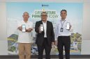 Sekretaris Perusahaan PLN, Yuliandra Syahrial Nurdin (tengah) bersama Executive Vice President Komunikasi Korporat dan TJSL PLN, Gregorius Adi Trianto (kanan), dan ⁠Chief Executive Officer Otego Media, Elia Widianto (kiri) menunjukkan jumlah poin yang didapat di laman PLN Mobile usai melakukan simulasi pemindaian QR code campaign 