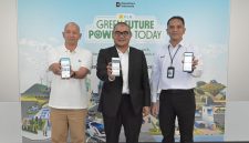 Sekretaris Perusahaan PLN, Yuliandra Syahrial Nurdin (tengah) bersama Executive Vice President Komunikasi Korporat dan TJSL PLN, Gregorius Adi Trianto (kanan), dan ⁠Chief Executive Officer Otego Media, Elia Widianto (kiri) menunjukkan jumlah poin yang didapat di laman PLN Mobile usai melakukan simulasi pemindaian QR code campaign 