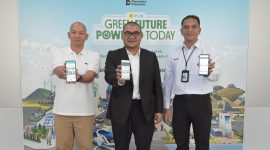 Sekretaris Perusahaan PLN, Yuliandra Syahrial Nurdin (tengah) bersama Executive Vice President Komunikasi Korporat dan TJSL PLN, Gregorius Adi Trianto (kanan), dan ⁠Chief Executive Officer Otego Media, Elia Widianto (kiri) menunjukkan jumlah poin yang didapat di laman PLN Mobile usai melakukan simulasi pemindaian QR code campaign 