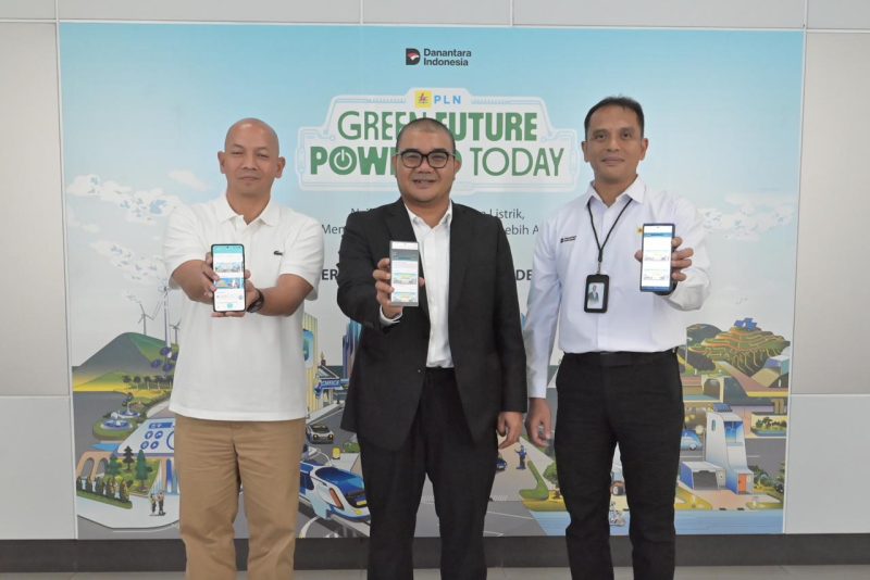 Sekretaris Perusahaan PLN, Yuliandra Syahrial Nurdin (tengah) bersama Executive Vice President Komunikasi Korporat dan TJSL PLN, Gregorius Adi Trianto (kanan), dan ⁠Chief Executive Officer Otego Media, Elia Widianto (kiri) menunjukkan jumlah poin yang didapat di laman PLN Mobile usai melakukan simulasi pemindaian QR code campaign 