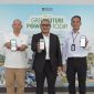 Sekretaris Perusahaan PLN, Yuliandra Syahrial Nurdin (tengah) bersama Executive Vice President Komunikasi Korporat dan TJSL PLN, Gregorius Adi Trianto (kanan), dan ⁠Chief Executive Officer Otego Media, Elia Widianto (kiri) menunjukkan jumlah poin yang didapat di laman PLN Mobile usai melakukan simulasi pemindaian QR code campaign 