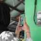 Ilustrasi pelanggan tengah memanfaatkan fitur SwaCAM di aplikasi PLN Mobile untuk mencatat stand meter listrik secara mandiri pada tanggal 23 hingga 27 setiap bulannya. Fitur ini memudahkan pelanggan pascabayar dalam memantau pemakaian listrik dan memperkirakan tagihan dengan lebih jelas.