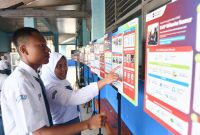  Siswa melihat papan edukasi sekolah energi berdikari saat kegiatan Pertamina X ASRI energi edukasi “tumbuh lestari, bijak berenergi” yang diselenggarakan di SMAN 40, Jakarta pada Senin (11/5/2026).