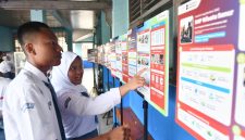  Siswa melihat papan edukasi sekolah energi berdikari saat kegiatan Pertamina X ASRI energi edukasi “tumbuh lestari, bijak berenergi” yang diselenggarakan di SMAN 40, Jakarta pada Senin (11/5/2026).