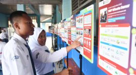  Siswa melihat papan edukasi sekolah energi berdikari saat kegiatan Pertamina X ASRI energi edukasi “tumbuh lestari, bijak berenergi” yang diselenggarakan di SMAN 40, Jakarta pada Senin (11/5/2026).
