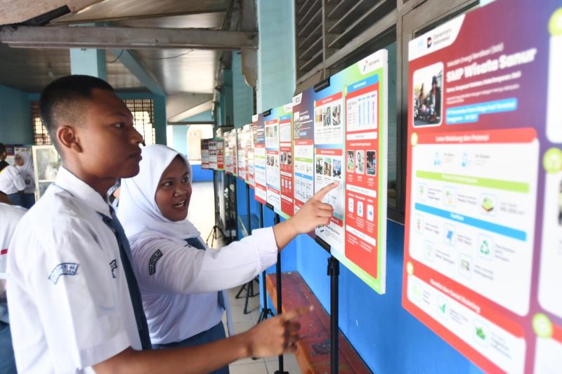  Siswa melihat papan edukasi sekolah energi berdikari saat kegiatan Pertamina X ASRI energi edukasi “tumbuh lestari, bijak berenergi” yang diselenggarakan di SMAN 40, Jakarta pada Senin (11/5/2026).