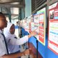  Siswa melihat papan edukasi sekolah energi berdikari saat kegiatan Pertamina X ASRI energi edukasi “tumbuh lestari, bijak berenergi” yang diselenggarakan di SMAN 40, Jakarta pada Senin (11/5/2026).
