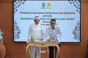 Gubernur Jawa Barat, Dedi Mulyadi (kiri) Direktur Utama PLN, Darmawan Prasodjo (kanan) saat penandatanganan kesepakatan bersama (Memorandum of Understanding/MoU) tentang penyediaan tenaga listrik yang berkelanjutan dan berwawasan lingkungan di Jawa Barat, di Gedung Sate, Bandung pada Senin (18/5). Melalui kolaborasi ini, Dedi Mulyadi menegaskan pembangunan energi di Bumi Pasundan harus berjalan selaras dengan komitmen pelestarian lingkungan, sekaligus menjamin seluruh masyarakat memperoleh akses listrik yang adil dan merata.