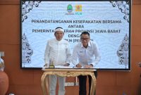 Gubernur Jawa Barat, Dedi Mulyadi (kiri) Direktur Utama PLN, Darmawan Prasodjo (kanan) saat penandatanganan kesepakatan bersama (Memorandum of Understanding/MoU) tentang penyediaan tenaga listrik yang berkelanjutan dan berwawasan lingkungan di Jawa Barat, di Gedung Sate, Bandung pada Senin (18/5). Melalui kolaborasi ini, Dedi Mulyadi menegaskan pembangunan energi di Bumi Pasundan harus berjalan selaras dengan komitmen pelestarian lingkungan, sekaligus menjamin seluruh masyarakat memperoleh akses listrik yang adil dan merata.