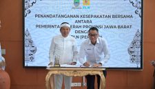 Gubernur Jawa Barat, Dedi Mulyadi (kiri) Direktur Utama PLN, Darmawan Prasodjo (kanan) saat penandatanganan kesepakatan bersama (Memorandum of Understanding/MoU) tentang penyediaan tenaga listrik yang berkelanjutan dan berwawasan lingkungan di Jawa Barat, di Gedung Sate, Bandung pada Senin (18/5). Melalui kolaborasi ini, Dedi Mulyadi menegaskan pembangunan energi di Bumi Pasundan harus berjalan selaras dengan komitmen pelestarian lingkungan, sekaligus menjamin seluruh masyarakat memperoleh akses listrik yang adil dan merata.