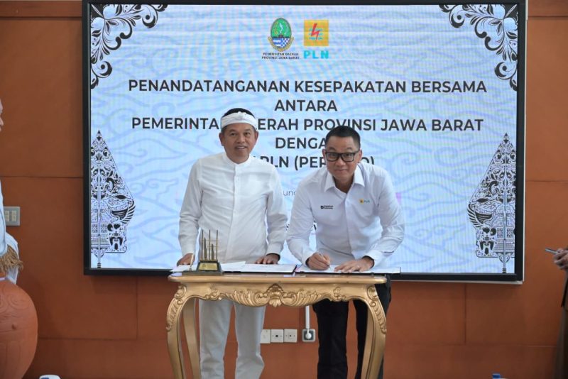 Gubernur Jawa Barat, Dedi Mulyadi (kiri) Direktur Utama PLN, Darmawan Prasodjo (kanan) saat penandatanganan kesepakatan bersama (Memorandum of Understanding/MoU) tentang penyediaan tenaga listrik yang berkelanjutan dan berwawasan lingkungan di Jawa Barat, di Gedung Sate, Bandung pada Senin (18/5). Melalui kolaborasi ini, Dedi Mulyadi menegaskan pembangunan energi di Bumi Pasundan harus berjalan selaras dengan komitmen pelestarian lingkungan, sekaligus menjamin seluruh masyarakat memperoleh akses listrik yang adil dan merata.