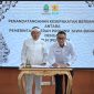 Gubernur Jawa Barat, Dedi Mulyadi (kiri) Direktur Utama PLN, Darmawan Prasodjo (kanan) saat penandatanganan kesepakatan bersama (Memorandum of Understanding/MoU) tentang penyediaan tenaga listrik yang berkelanjutan dan berwawasan lingkungan di Jawa Barat, di Gedung Sate, Bandung pada Senin (18/5). Melalui kolaborasi ini, Dedi Mulyadi menegaskan pembangunan energi di Bumi Pasundan harus berjalan selaras dengan komitmen pelestarian lingkungan, sekaligus menjamin seluruh masyarakat memperoleh akses listrik yang adil dan merata.