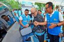 Wakil Wali Kota Administrasi Jakarta Utara, Fredy Setiawan (tengah), bersama General Manager PLN UID Jakarta Raya, Moch. Andy Adchaminoerdin (kanan), ketika melakukan uji coba pengisian daya kendaraan listrik di SPKLU Center Tanjung Priok, Jakarta Utara.
