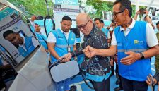 Wakil Wali Kota Administrasi Jakarta Utara, Fredy Setiawan (tengah), bersama General Manager PLN UID Jakarta Raya, Moch. Andy Adchaminoerdin (kanan), ketika melakukan uji coba pengisian daya kendaraan listrik di SPKLU Center Tanjung Priok, Jakarta Utara.