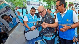 Wakil Wali Kota Administrasi Jakarta Utara, Fredy Setiawan (tengah), bersama General Manager PLN UID Jakarta Raya, Moch. Andy Adchaminoerdin (kanan), ketika melakukan uji coba pengisian daya kendaraan listrik di SPKLU Center Tanjung Priok, Jakarta Utara.