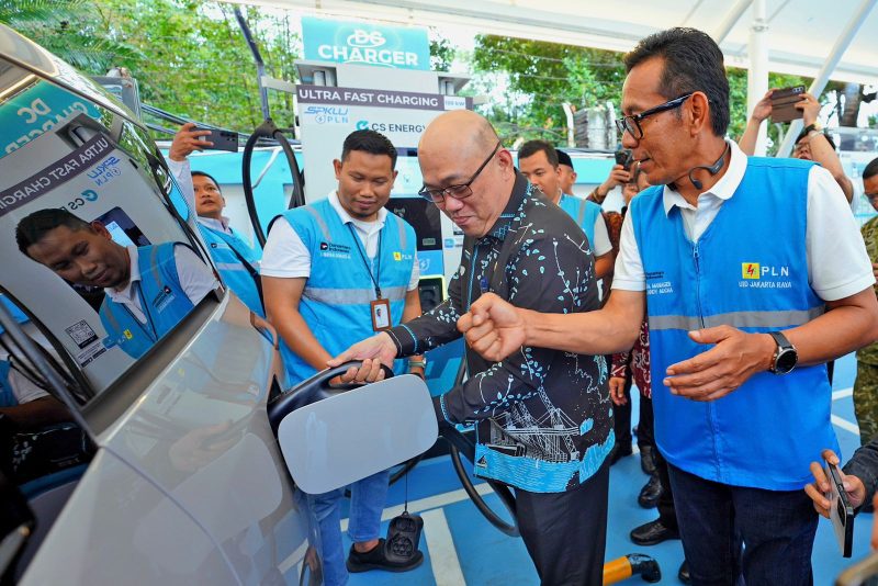 Wakil Wali Kota Administrasi Jakarta Utara, Fredy Setiawan (tengah), bersama General Manager PLN UID Jakarta Raya, Moch. Andy Adchaminoerdin (kanan), ketika melakukan uji coba pengisian daya kendaraan listrik di SPKLU Center Tanjung Priok, Jakarta Utara.