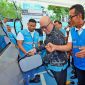 Wakil Wali Kota Administrasi Jakarta Utara, Fredy Setiawan (tengah), bersama General Manager PLN UID Jakarta Raya, Moch. Andy Adchaminoerdin (kanan), ketika melakukan uji coba pengisian daya kendaraan listrik di SPKLU Center Tanjung Priok, Jakarta Utara.