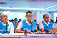 Direktur Utama PLN, Darmawan Prasodjo (tengah) didampingi jajaran direksi PLN saat konferensi pers di Kantor Pusat PLN, Sabtu (23/5) mengatakan seluruh petugas dan tim teknis PLN terus bekerja all out selama 24 jam di lapangan agar pasokan listrik kepada masyarakat dapat segera pulih kembali secara bertahap dan aman.