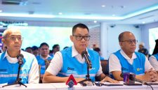 Direktur Utama PLN, Darmawan Prasodjo (tengah) didampingi jajaran direksi PLN saat konferensi pers di Kantor Pusat PLN, Sabtu (23/5) mengatakan seluruh petugas dan tim teknis PLN terus bekerja all out selama 24 jam di lapangan agar pasokan listrik kepada masyarakat dapat segera pulih kembali secara bertahap dan aman.
