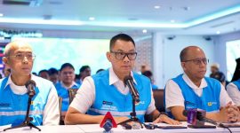 Direktur Utama PLN, Darmawan Prasodjo (tengah) didampingi jajaran direksi PLN saat konferensi pers di Kantor Pusat PLN, Sabtu (23/5) mengatakan seluruh petugas dan tim teknis PLN terus bekerja all out selama 24 jam di lapangan agar pasokan listrik kepada masyarakat dapat segera pulih kembali secara bertahap dan aman.