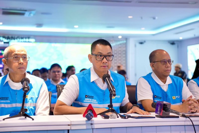 Direktur Utama PLN, Darmawan Prasodjo (tengah) didampingi jajaran direksi PLN saat konferensi pers di Kantor Pusat PLN, Sabtu (23/5) mengatakan seluruh petugas dan tim teknis PLN terus bekerja all out selama 24 jam di lapangan agar pasokan listrik kepada masyarakat dapat segera pulih kembali secara bertahap dan aman.
