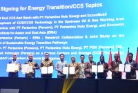 Wakil Direktur Utama Pertamina Oki Muraza Bersama Direktur SPPU Pertamina Emma Sri Martini dan Jajaran Direksi Subholding Pertamina melakukan sesi foto bersama usai Signing For Energy Transition/CCS Topics saat acara 50th IPA Convex Day 2 yang diselenggarakan di ICE BSD, Tangerang, Banten pada Kamis (21/5/2026).
