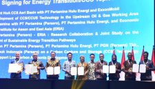 Wakil Direktur Utama Pertamina Oki Muraza Bersama Direktur SPPU Pertamina Emma Sri Martini dan Jajaran Direksi Subholding Pertamina melakukan sesi foto bersama usai Signing For Energy Transition/CCS Topics saat acara 50th IPA Convex Day 2 yang diselenggarakan di ICE BSD, Tangerang, Banten pada Kamis (21/5/2026).