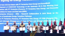 Wakil Direktur Utama Pertamina Oki Muraza Bersama Direktur SPPU Pertamina Emma Sri Martini dan Jajaran Direksi Subholding Pertamina melakukan sesi foto bersama usai Signing For Energy Transition/CCS Topics saat acara 50th IPA Convex Day 2 yang diselenggarakan di ICE BSD, Tangerang, Banten pada Kamis (21/5/2026).