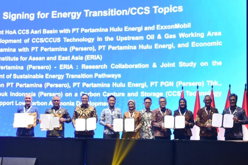 Wakil Direktur Utama Pertamina Oki Muraza Bersama Direktur SPPU Pertamina Emma Sri Martini dan Jajaran Direksi Subholding Pertamina melakukan sesi foto bersama usai Signing For Energy Transition/CCS Topics saat acara 50th IPA Convex Day 2 yang diselenggarakan di ICE BSD, Tangerang, Banten pada Kamis (21/5/2026).
