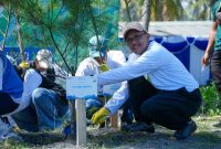 Vice President Keselamatan, Kesehatan Kerja, dan Lingkungan (K3KL) PLN EPI, Muhammad Aminuddin, mengatakan bahwa PLN EPI memiliki tanggung jawab tidak hanya menjaga ketahanan pasokan energi, tetapi juga memastikan operasional bisnis berjalan selaras dengan keberlanjutan lingkungan, khususnya di kawasan pesisir yang menjadi lokasi strategis berbagai fasilitas energi perusahaan.