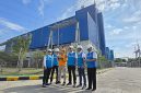 Direktur Utama PLN, Darmawan Prasodjo (ketiga dari kanan) didampingi oleh Direktur Manajemen Pembangkitan PLN, Rizal Calvary Marimbo (kiri), Direktur Transmisi dan Perencanaan Sistem PLN, Edwin Nugraha Putra (kedua dari kiri), Direktur Manajemen Proyek dan Energi Baru Terbarukan PLN, Suroso Isnandar (kanan), dan Direktur Utama PLN Nusantara Power, Ruly Firmansyah (kedua dari kanan) tengah menyimak penjelasan petugas saat meninjau langsung PLTU Tenayan di Pekanbaru, Riau, Minggu (24/5). Peninjauan dilakukan untuk memantau kesiapan operasional pembangkit pascagangguan sistem kelistrikan interkoneksi Sumatra.