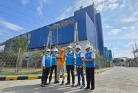 Direktur Utama PLN, Darmawan Prasodjo (ketiga dari kanan) didampingi oleh Direktur Manajemen Pembangkitan PLN, Rizal Calvary Marimbo (kiri), Direktur Transmisi dan Perencanaan Sistem PLN, Edwin Nugraha Putra (kedua dari kiri), Direktur Manajemen Proyek dan Energi Baru Terbarukan PLN, Suroso Isnandar (kanan), dan Direktur Utama PLN Nusantara Power, Ruly Firmansyah (kedua dari kanan) tengah menyimak penjelasan petugas saat meninjau langsung PLTU Tenayan di Pekanbaru, Riau, Minggu (24/5). Peninjauan dilakukan untuk memantau kesiapan operasional pembangkit pascagangguan sistem kelistrikan interkoneksi Sumatra.