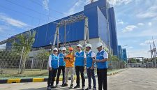 Direktur Utama PLN, Darmawan Prasodjo (ketiga dari kanan) didampingi oleh Direktur Manajemen Pembangkitan PLN, Rizal Calvary Marimbo (kiri), Direktur Transmisi dan Perencanaan Sistem PLN, Edwin Nugraha Putra (kedua dari kiri), Direktur Manajemen Proyek dan Energi Baru Terbarukan PLN, Suroso Isnandar (kanan), dan Direktur Utama PLN Nusantara Power, Ruly Firmansyah (kedua dari kanan) tengah menyimak penjelasan petugas saat meninjau langsung PLTU Tenayan di Pekanbaru, Riau, Minggu (24/5). Peninjauan dilakukan untuk memantau kesiapan operasional pembangkit pascagangguan sistem kelistrikan interkoneksi Sumatra.