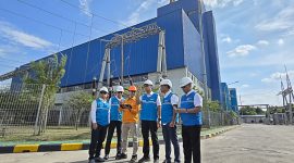 Direktur Utama PLN, Darmawan Prasodjo (ketiga dari kanan) didampingi oleh Direktur Manajemen Pembangkitan PLN, Rizal Calvary Marimbo (kiri), Direktur Transmisi dan Perencanaan Sistem PLN, Edwin Nugraha Putra (kedua dari kiri), Direktur Manajemen Proyek dan Energi Baru Terbarukan PLN, Suroso Isnandar (kanan), dan Direktur Utama PLN Nusantara Power, Ruly Firmansyah (kedua dari kanan) tengah menyimak penjelasan petugas saat meninjau langsung PLTU Tenayan di Pekanbaru, Riau, Minggu (24/5). Peninjauan dilakukan untuk memantau kesiapan operasional pembangkit pascagangguan sistem kelistrikan interkoneksi Sumatra.
