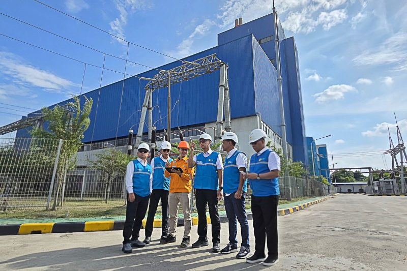 Direktur Utama PLN, Darmawan Prasodjo (ketiga dari kanan) didampingi oleh Direktur Manajemen Pembangkitan PLN, Rizal Calvary Marimbo (kiri), Direktur Transmisi dan Perencanaan Sistem PLN, Edwin Nugraha Putra (kedua dari kiri), Direktur Manajemen Proyek dan Energi Baru Terbarukan PLN, Suroso Isnandar (kanan), dan Direktur Utama PLN Nusantara Power, Ruly Firmansyah (kedua dari kanan) tengah menyimak penjelasan petugas saat meninjau langsung PLTU Tenayan di Pekanbaru, Riau, Minggu (24/5). Peninjauan dilakukan untuk memantau kesiapan operasional pembangkit pascagangguan sistem kelistrikan interkoneksi Sumatra.