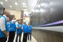 Direktur Utama PLN, Darmawan Prasodjo (ketiga dari kiri) didampingi oleh Direktur Transmisi dan Perencanaan Sistem PLN, Edwin Nugraha Putra (kiri), Direktur Manajemen Pembangkitan PLN, Rizal Calvary Marimbo (kedua dari kiri), dan Direktur Manajemen Proyek dan Energi Baru Terbarukan PLN, Suroso Isnandar (kedua dari kanan), saat melakukan pemantauan sistem kelistrikan Sumatra secara real-time di control room PLN UIP3BS, Pekanbaru, Riau, Minggu (24/5), sebagai bagian dari upaya menjaga keandalan pasokan listrik di wilayah terdampak gangguan.