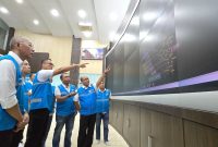 Direktur Utama PLN, Darmawan Prasodjo (ketiga dari kiri) didampingi oleh Direktur Transmisi dan Perencanaan Sistem PLN, Edwin Nugraha Putra (kiri), Direktur Manajemen Pembangkitan PLN, Rizal Calvary Marimbo (kedua dari kiri), dan Direktur Manajemen Proyek dan Energi Baru Terbarukan PLN, Suroso Isnandar (kedua dari kanan), saat melakukan pemantauan sistem kelistrikan Sumatra secara real-time di control room PLN UIP3BS, Pekanbaru, Riau, Minggu (24/5), sebagai bagian dari upaya menjaga keandalan pasokan listrik di wilayah terdampak gangguan.