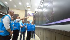 Direktur Utama PLN, Darmawan Prasodjo (ketiga dari kiri) didampingi oleh Direktur Transmisi dan Perencanaan Sistem PLN, Edwin Nugraha Putra (kiri), Direktur Manajemen Pembangkitan PLN, Rizal Calvary Marimbo (kedua dari kiri), dan Direktur Manajemen Proyek dan Energi Baru Terbarukan PLN, Suroso Isnandar (kedua dari kanan), saat melakukan pemantauan sistem kelistrikan Sumatra secara real-time di control room PLN UIP3BS, Pekanbaru, Riau, Minggu (24/5), sebagai bagian dari upaya menjaga keandalan pasokan listrik di wilayah terdampak gangguan.