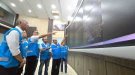 Direktur Utama PLN, Darmawan Prasodjo (ketiga dari kiri) didampingi oleh Direktur Transmisi dan Perencanaan Sistem PLN, Edwin Nugraha Putra (kiri), Direktur Manajemen Pembangkitan PLN, Rizal Calvary Marimbo (kedua dari kiri), dan Direktur Manajemen Proyek dan Energi Baru Terbarukan PLN, Suroso Isnandar (kedua dari kanan), saat melakukan pemantauan sistem kelistrikan Sumatra secara real-time di control room PLN UIP3BS, Pekanbaru, Riau, Minggu (24/5), sebagai bagian dari upaya menjaga keandalan pasokan listrik di wilayah terdampak gangguan.