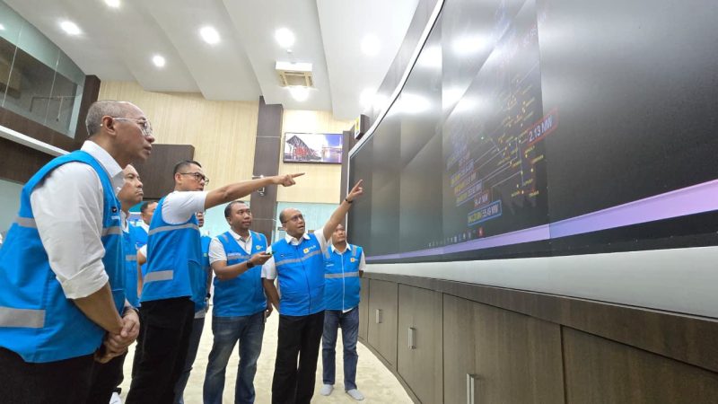 Direktur Utama PLN, Darmawan Prasodjo (ketiga dari kiri) didampingi oleh Direktur Transmisi dan Perencanaan Sistem PLN, Edwin Nugraha Putra (kiri), Direktur Manajemen Pembangkitan PLN, Rizal Calvary Marimbo (kedua dari kiri), dan Direktur Manajemen Proyek dan Energi Baru Terbarukan PLN, Suroso Isnandar (kedua dari kanan), saat melakukan pemantauan sistem kelistrikan Sumatra secara real-time di control room PLN UIP3BS, Pekanbaru, Riau, Minggu (24/5), sebagai bagian dari upaya menjaga keandalan pasokan listrik di wilayah terdampak gangguan.