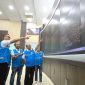 Direktur Utama PLN, Darmawan Prasodjo (ketiga dari kiri) didampingi oleh Direktur Transmisi dan Perencanaan Sistem PLN, Edwin Nugraha Putra (kiri), Direktur Manajemen Pembangkitan PLN, Rizal Calvary Marimbo (kedua dari kiri), dan Direktur Manajemen Proyek dan Energi Baru Terbarukan PLN, Suroso Isnandar (kedua dari kanan), saat melakukan pemantauan sistem kelistrikan Sumatra secara real-time di control room PLN UIP3BS, Pekanbaru, Riau, Minggu (24/5), sebagai bagian dari upaya menjaga keandalan pasokan listrik di wilayah terdampak gangguan.